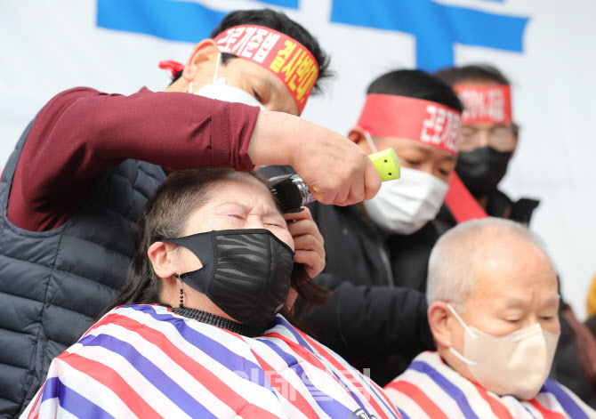 분노한 자영업자들 삭발투쟁 강행                                                                                                                                                                   