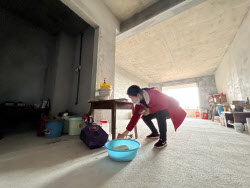 미완공 아파트서 사는 중국인들…중국 부동산 거품의 그늘