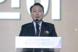 윤석열, 글로벌 외교안보 정책토론회 참석…설맞이 탈북민 방문도
