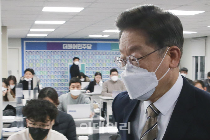 기자회견장 들어서는 이재명 대선 후보                                                                                                                                                              