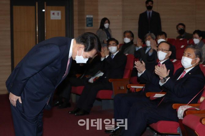 '허리숙여 인사하는 윤석열'                                                                                                                                                              