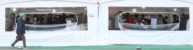 코로나19 신규 확진자 1만3012명, 북적이는 선별진료소                                                                                                                                               