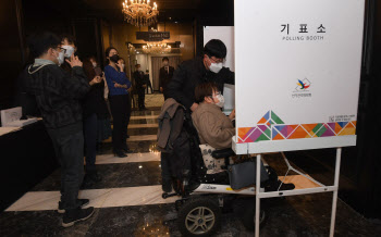 중앙선관위, '장애인 유권자 모의투표 체험'