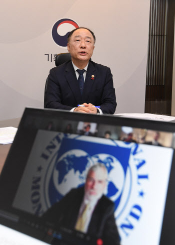 한국 경제 점검한 IMF “경기부양서 구조개혁으로”