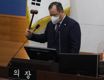 서울시의회 "소상공인 재난지원금, 2억원 매출 제한 없애야"