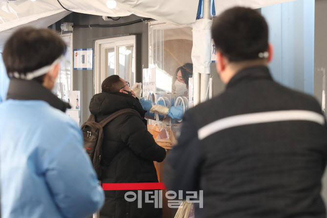 코로나19 검사받는 시민                                                                                                                                                                            