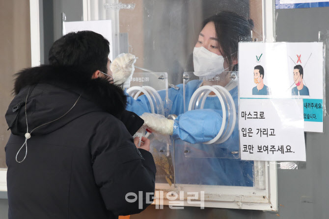 코로나19 신규 확진자 3일 연속 1만명대                                                                                                                                                             