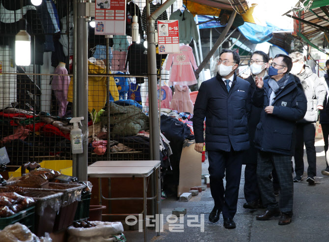  전통시장 에너지안전 상황 체크하는 문승욱 장관                                                                                                                                                    