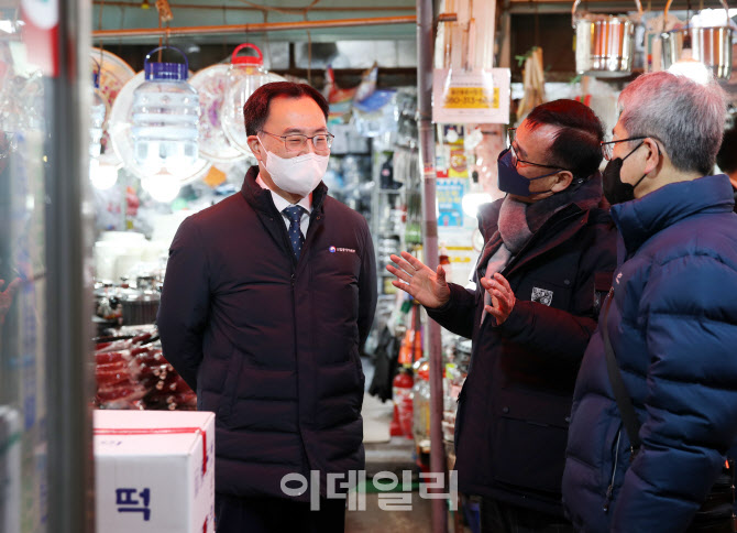  전통시장 상인들과 대화하는 문승욱 산자부 장관                                                                                                                                                    