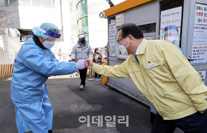 의료진 격려하는 김부겸 총리                                                                                                                                                                       