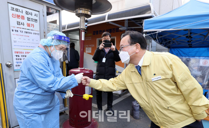 김부겸 총리, 비상근무중인 의료진 격려                                                                                                                                                             