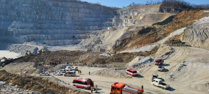  양주 석재 채취장서 토사 붕괴로 작업자 3명 매몰                                                                                                                                                   