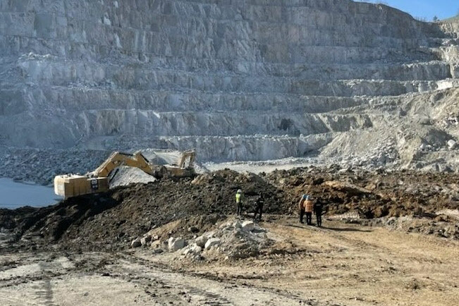  양주 석재 채취장서 토사 붕괴로 작업자 3명 매몰                                                                                                                                                   