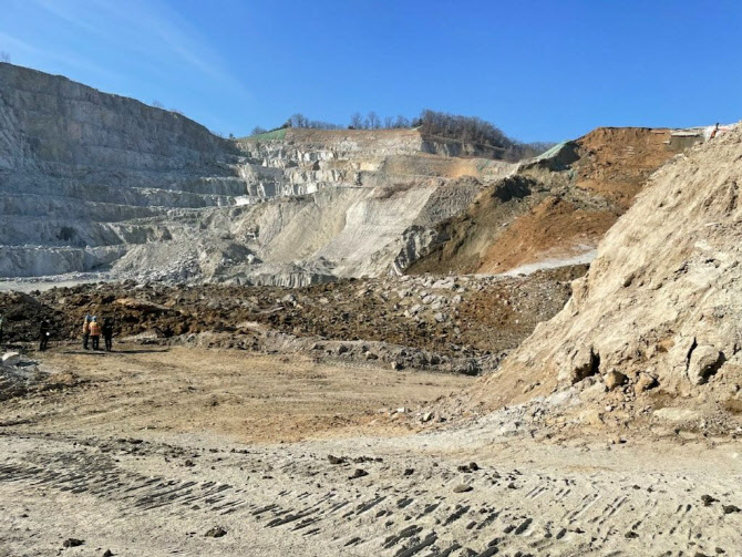  양주 석재 채취장서 토사 붕괴로 작업자 3명 매몰                                                                                                                                                   