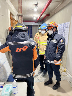 [포토]이흥교 소방청장, 화정아이파크 붕괴사고 현장 소방관 격려                                                                                                                                           