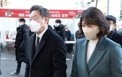 “아내 장 볼땐 개인차 운전^^” 李, 9년 전 글 재조명