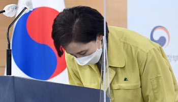 인사하는 유은혜 사회 부총리