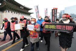 [포토]청와대 향하는 자영업자들, '집합제한 해제, 손실보상 촉구'                                                                                                                                