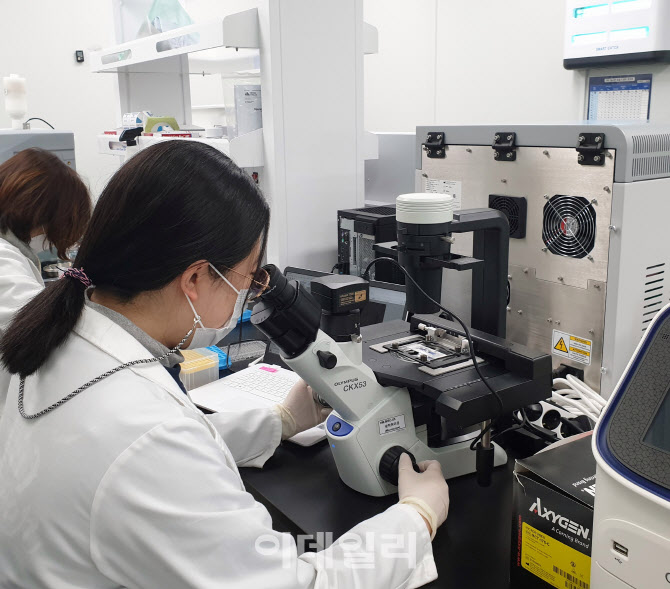 [르포]글로벌 5조원 성장 전망…한모바이오 세포치료제 공장 가보니 - 뉴스 썸네일 이미지