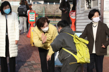 학생들과 인사 나누는 유은혜 교육부 장관