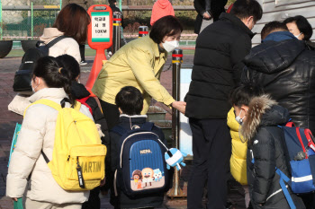 유은혜 교육부 장관, 등교하는 학생들과 인사