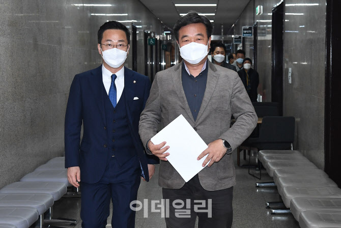 윤호중 "이재명 거취, 스스로 선택하도록 시간 줘야"                                                                                                                                       