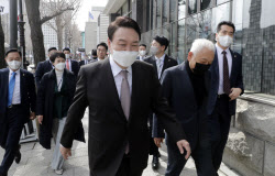 [포토]'식당으로 이동하는 윤석열-김한길'                                                                                                                                                       