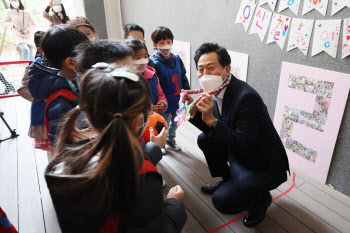 아이들과 대화하는 오세훈 시장