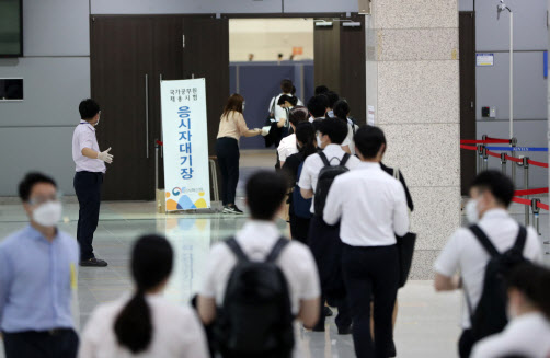 내달 2일 16만명 국가직 9급 필기시험 본다…확진자 별도 시험장 운영 내달 2일 16만명 국가직 9급 필기시험 본다…확진자 별도 시험장 운영