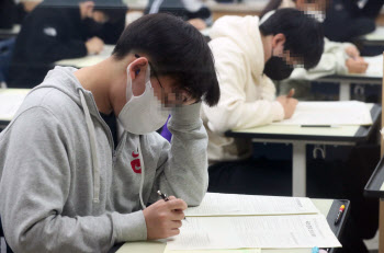 확진자 시험 못 본다?…"자가진단 하지 말란 얘기냐"