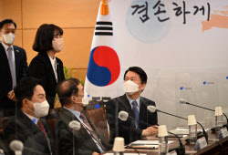 [포토]간사단회의에서 참석자들에게 인사하는 배현진 대변인                                                                                                                                                