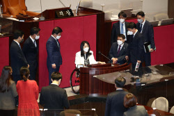 [포토]'휠체어 탄 의원들 위해 개선된 본회의장 발언대'                                                                                                                                          