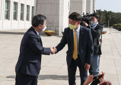 [포토]'인사하는 김동연-여영국'                                                                                                                                                                