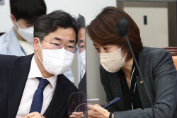 [포토]정책조정회의, '대화하는 박찬대-고민정'                                                                                                                                                  