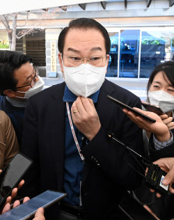 [포토]취재진에 둘러쌓인 권영세 대통령직 인수위원회 부위원장                                                                                                                                             