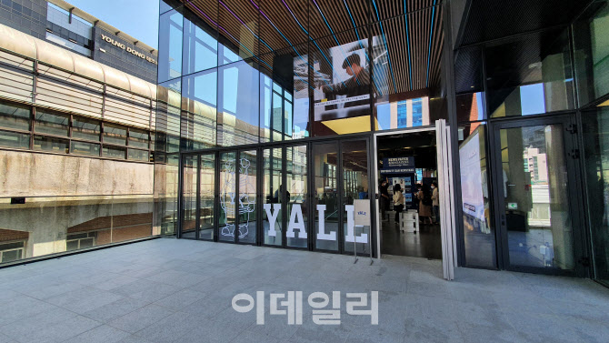 르포]]Mz패션 성지 '무신사 스튜디오' 3호점 가보니