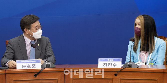 이야기 나누는 윤호중 더불어민주당 비대위원장-방송인 하리수                                                                                                                                        