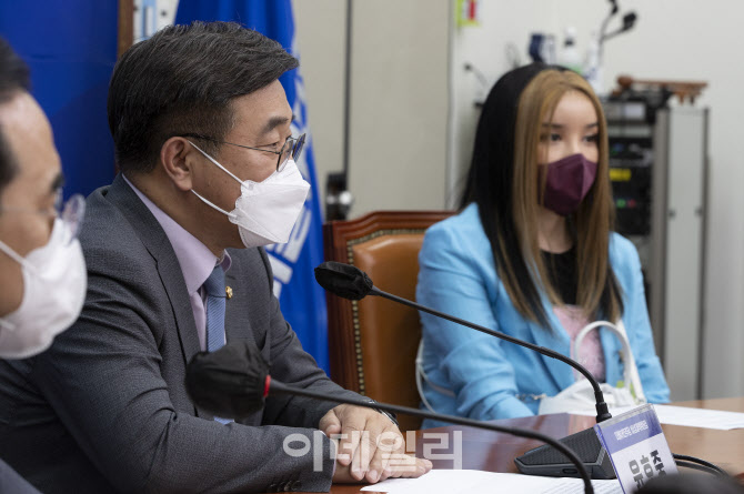 차별금지법 제정 관련 공개 면담에서 발언하는 윤호중                                                                                                                                                