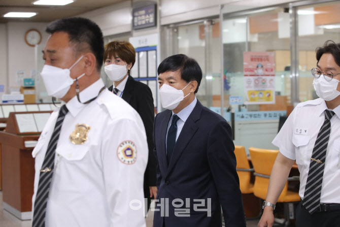 법정으로 향하는 이성윤 서울고등검찰청 검사장                                                                                                                                                      