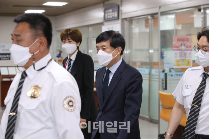 법정으로 향하는 이성윤 서울고검 검사장                                                                                                                                                            