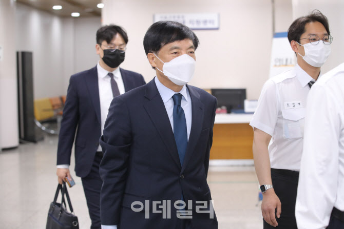 법정으로 향하는 이성윤 검사장                                                                                                                                                                     