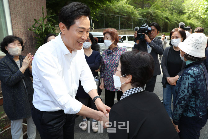 '아파트 주민들과 인사하는 오세훈'                                                                                                                                                       