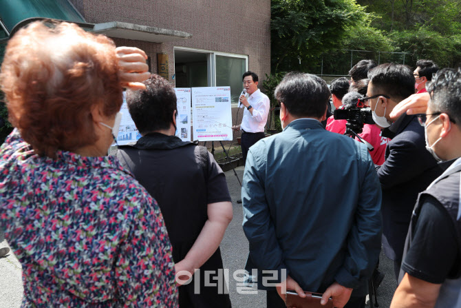 '아파트 주민들에게 서울형 임대주택 발표하는 오세훈'                                                                                                                                     