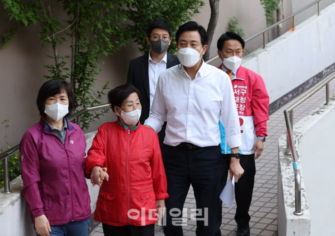 '아파트 주민과 함께 걷는 오세훈'                                                                                                                                                        