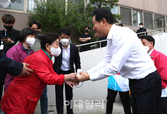 오세훈, '아파트 주민과 인사'                                                                                                                                                            