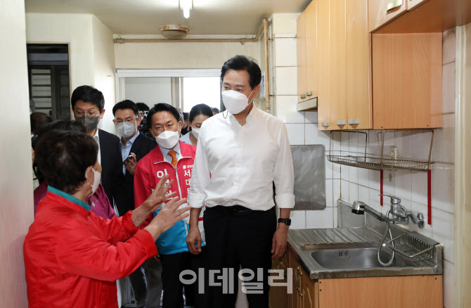 '아파트 주민 의견 듣는 오세훈'                                                                                                                                                          