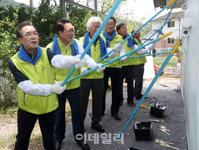  페인트 칠하는 이성희 농협회장                                                                                                                                                                    