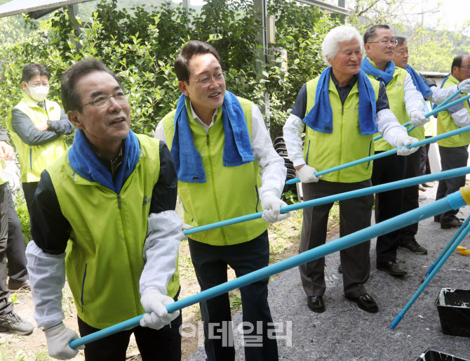  사랑의 집고치기 나선 이성희 농협회장                                                                                                                                                             