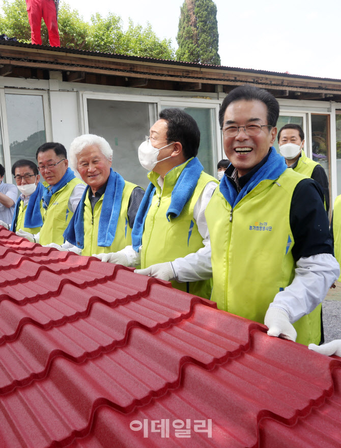 지붕교체하는 농협 봉사단                                                                                                                                                                         