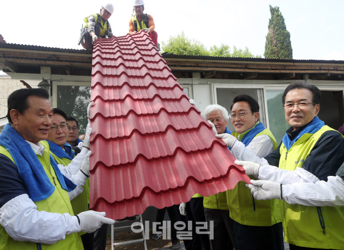  농협 봉사단, 용담리 마을 집고치기                                                                                                                                                                
